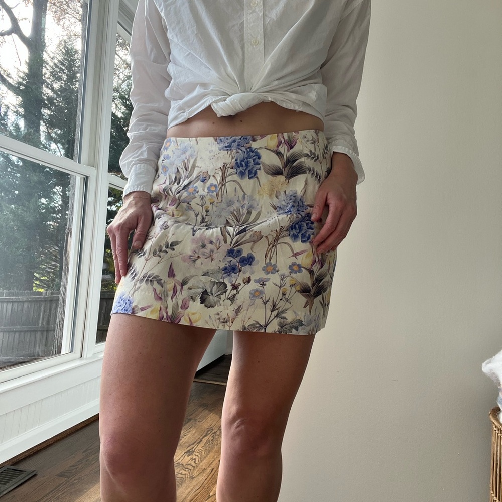 Chic Floral Mini Skirt in Cream and Blue